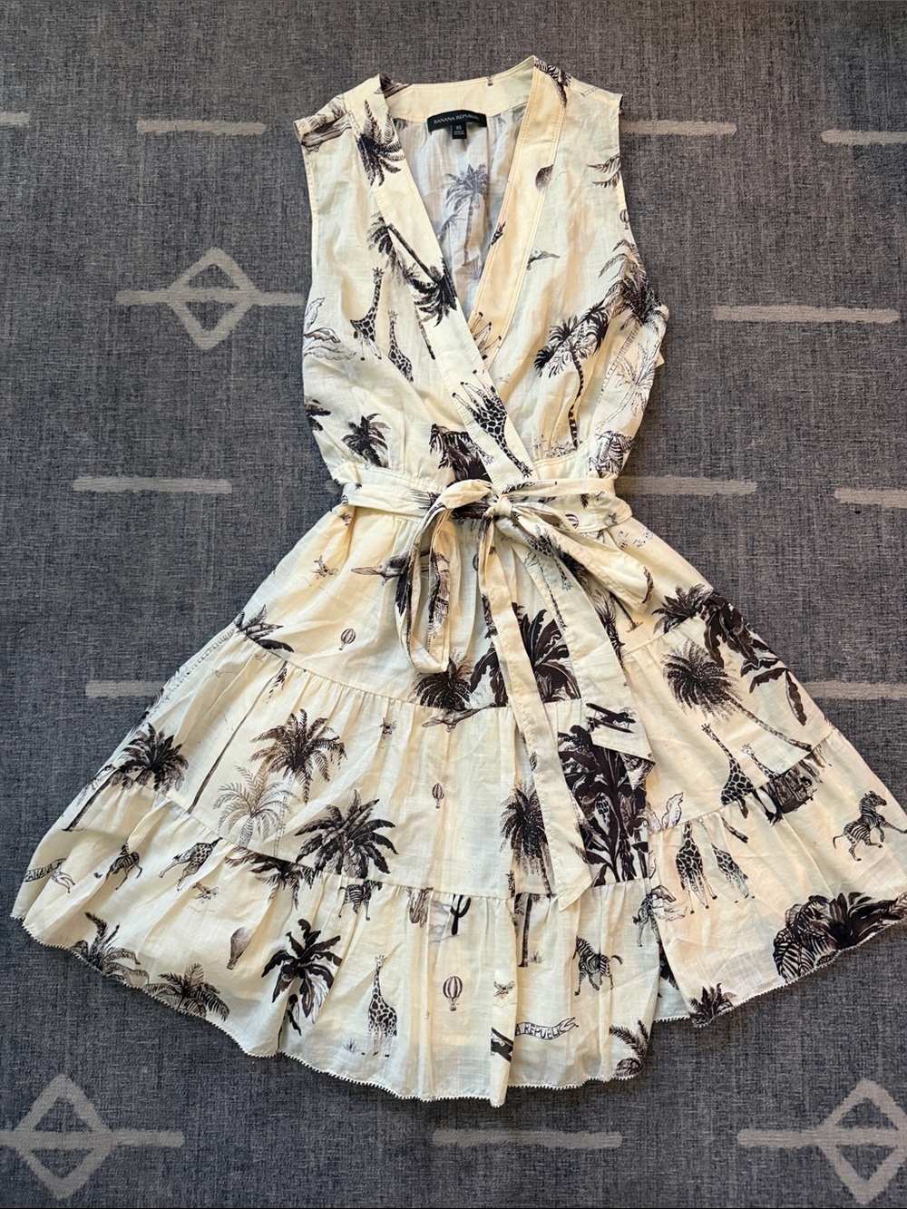 Banana Republic Women Tropical Safari Wrap Dress in Cream with Black Print